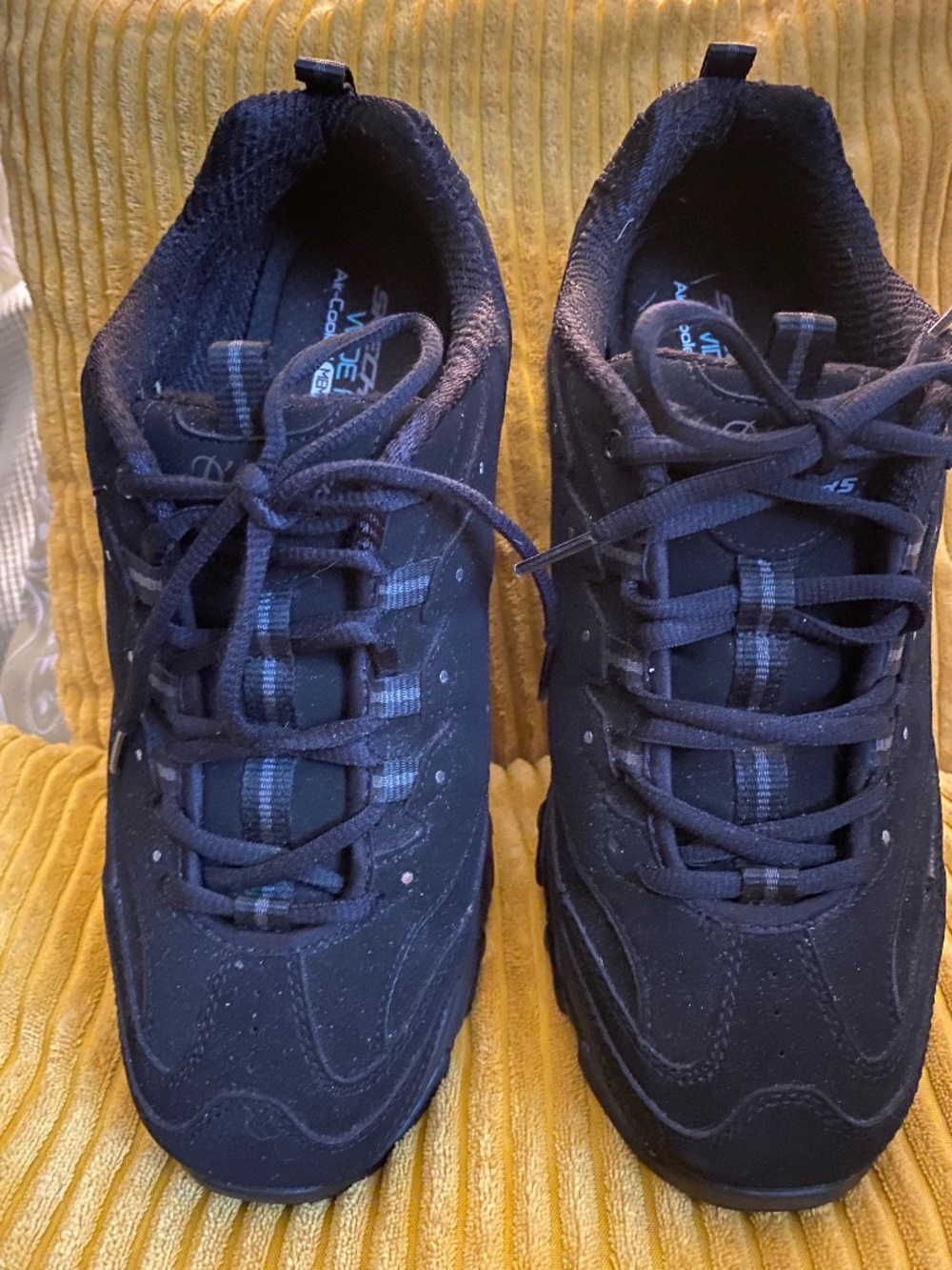 SKECHERS WIDE FIT AIR-COOLED MEMORY FOAM US 11